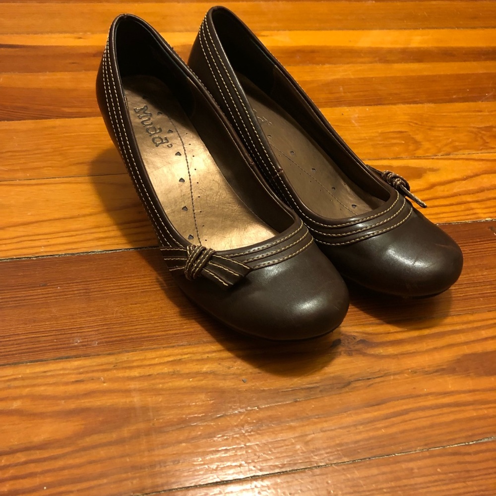 Brown Mudd heels with bow accent, closed toe - 8.5